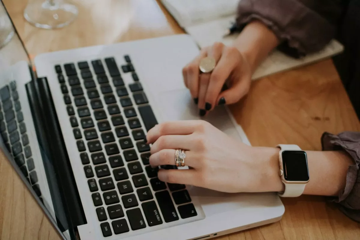 une personne utilise un ordinateur