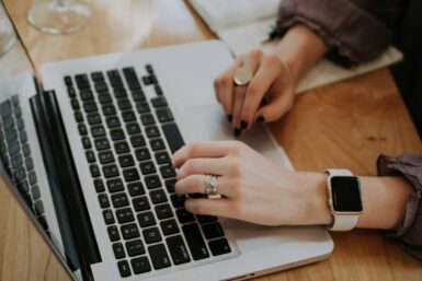 une personne utilise un ordinateur
