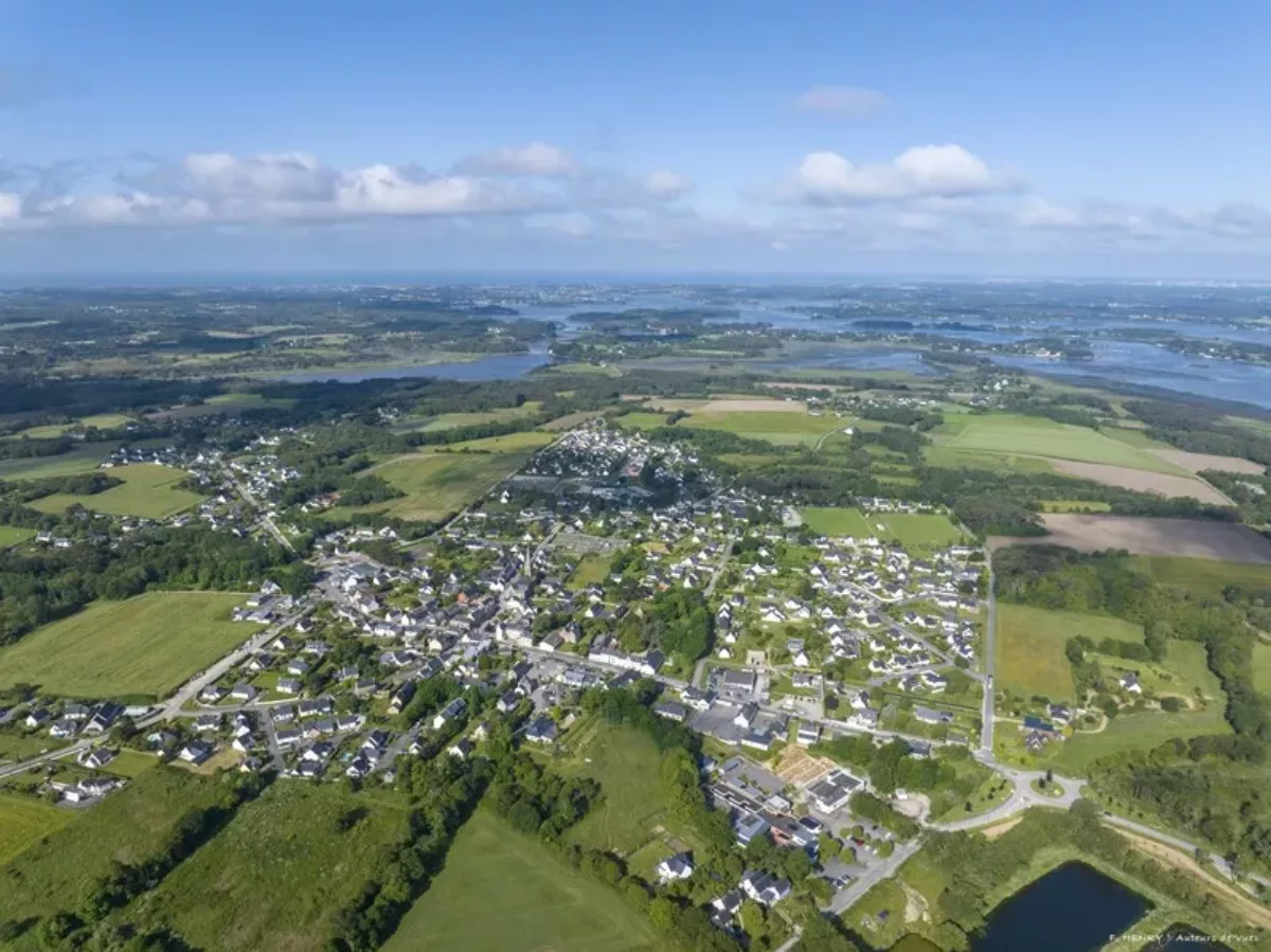 Vue aérienne de Locoal-Mendon, entre terre et mer