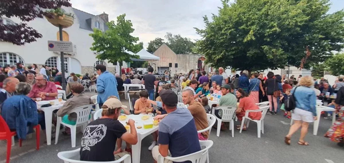 foule assis à table sur un espace public