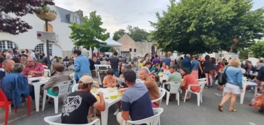 foule assis à table sur un espace public