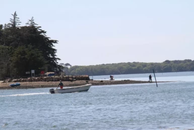 Vue sur la Ria, point du Listrec, avec une annexe et un pêcheur à ied sur la cale.
