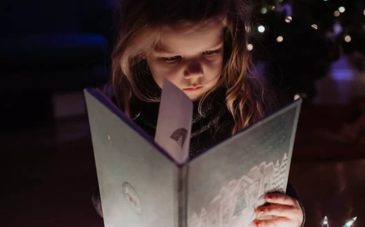 un enfant en train de lire un livre